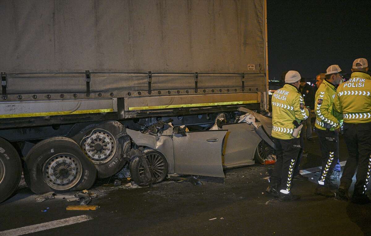TIR’ın altına giren lüks otomobil, 2 kişiye mezar oldu 1